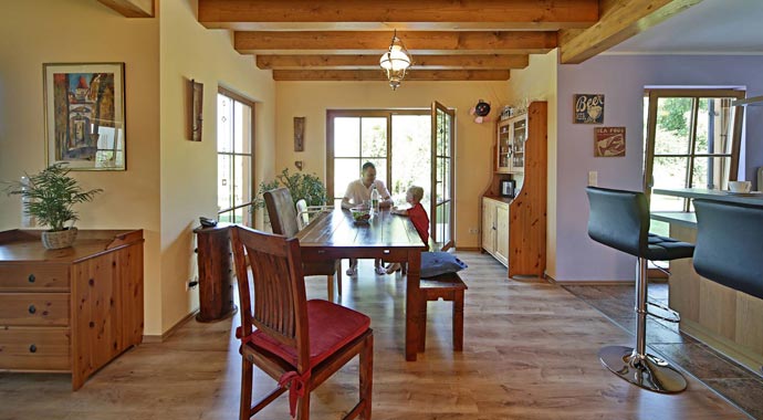 Isartaler Holzhaus Haus Schwansee Essbereich