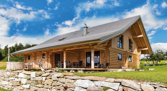 Blockbauweise LéonWood Blockhaus Außenansicht