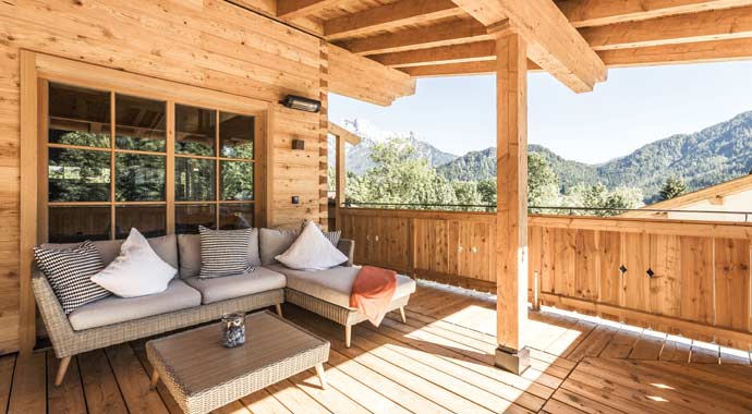 Terrasse Massivholzhaus Kitzbühel von Chiemgauer Holzhaus