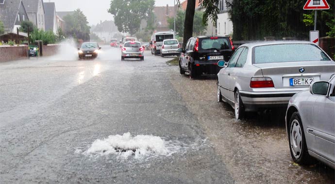 Überflutete Straße nach Starkregen Überflutete Straße nach Starkregen