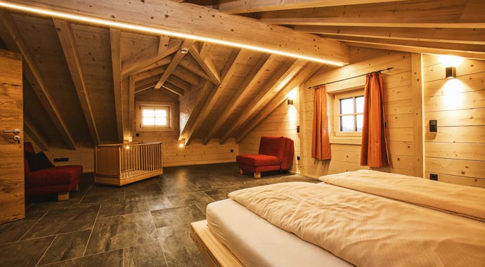 Schlafzimmer Blockhaus Halfing von Chiemgauer Holzhaus