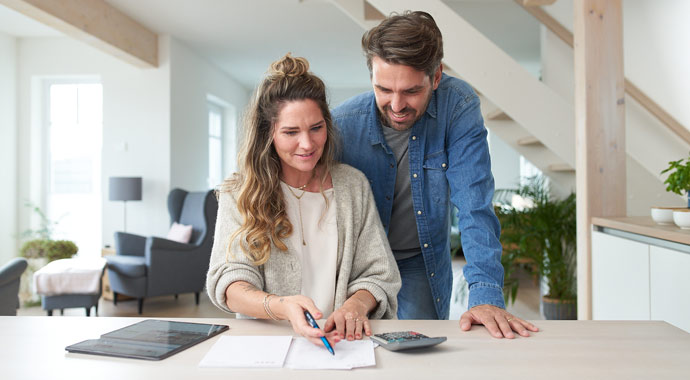 Pärchen bei Planung der Baufinanzierung