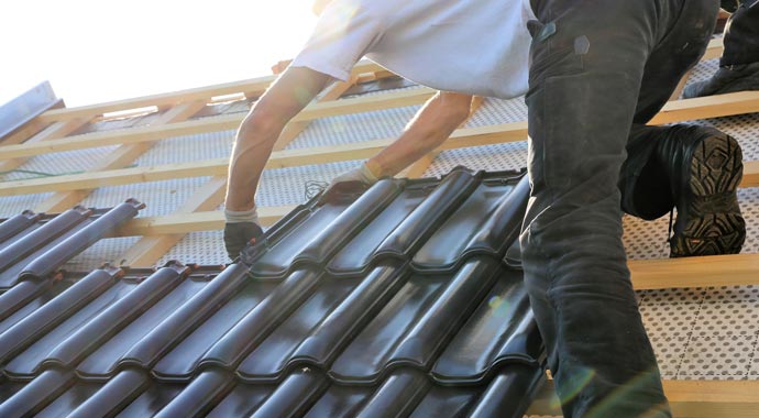 Dachdecker bei der Arbeit