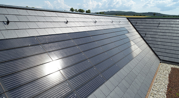 Schieferdach mit Photovoltaik von Rathscheck