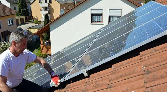 Handwerker bei der Überprüfung eines Solarmoduls