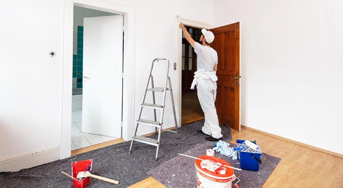 Maler beim Streichen Maler beim Streichen