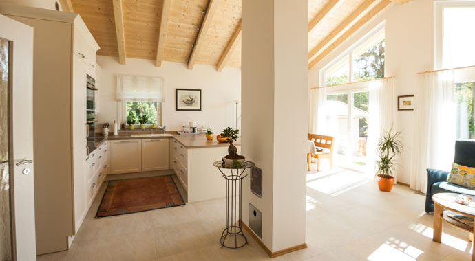 Wohnbereich Architektenbungalow Brunnensee von Isartaler Holzhaus