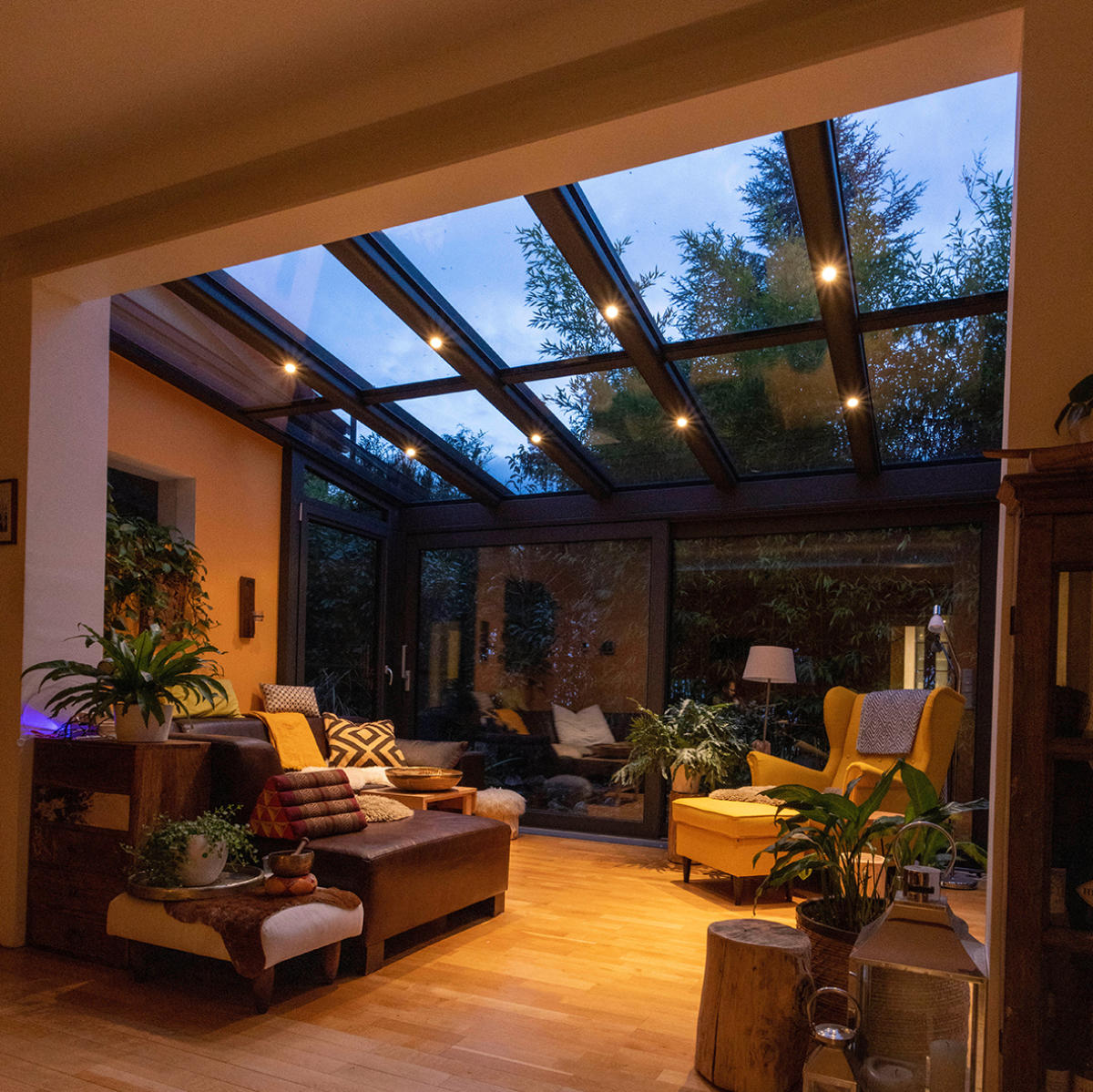 Offener Wintergarten mit warmweißer LED-Beleuchtung