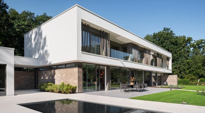 Außenansicht Musterhaus Rheinau-Linx – Luxusvilla von WeberHaus