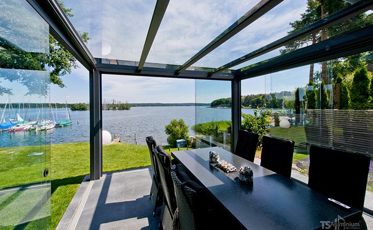 Überdachte Terrasse mit Seeblick