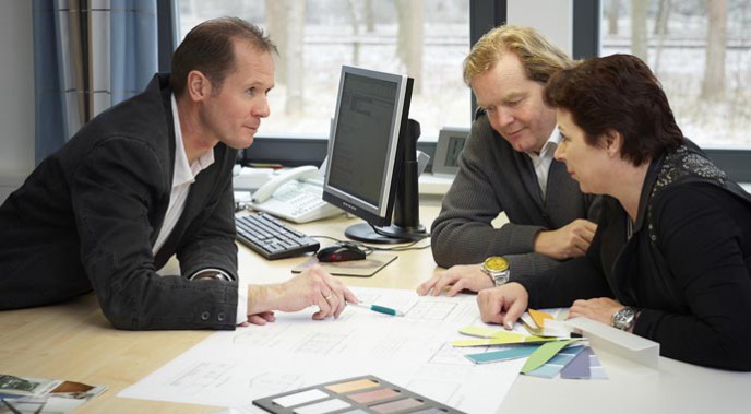 So viel als möglich sollte schon vor Vertragsschluss in die Leistungsbeschreibung aufgenommen werden. So können die Bauherren eigene Vorstellungen einbringen, die für den Bauträger verpflichtend sind.