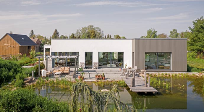 Außenansicht Familien-Bungalow im Grünen von WeberHaus