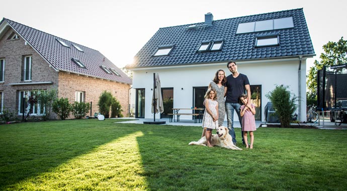 Baufamilie vor ihrem neuen Eigenheim Baufamilie vor ihrem neuen Eigenheim