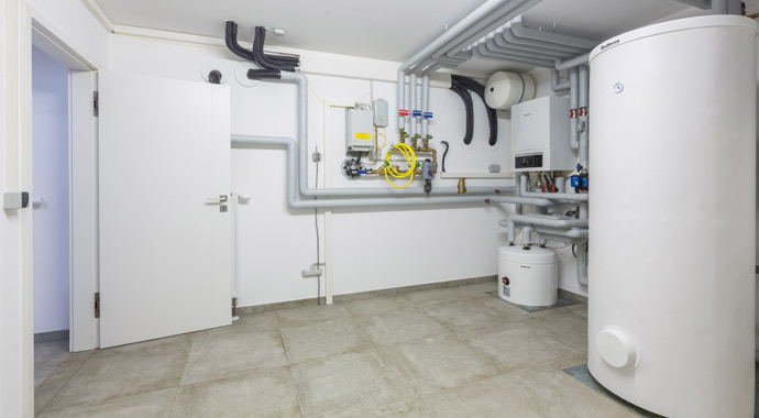 Technikraum mit Gastherme und Pufferspeicher