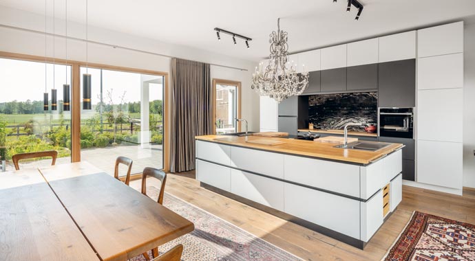 Küche Familien-Bungalow im Grünen von WeberHaus