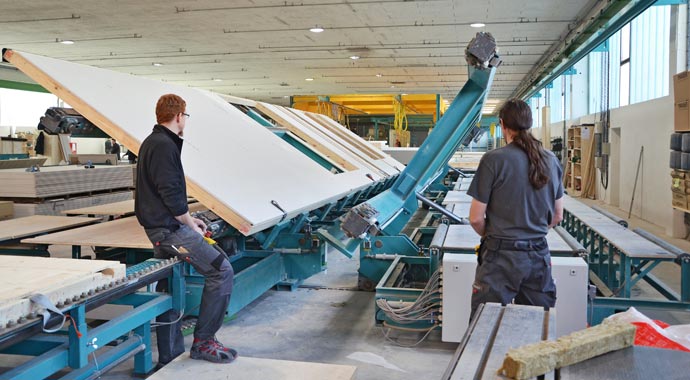 Die Gefache der Wandelemente werden im Werk mit einer Dämmung versehen. Die Gefache der Wandelemente werden im Werk mit einer Dämmung versehen.