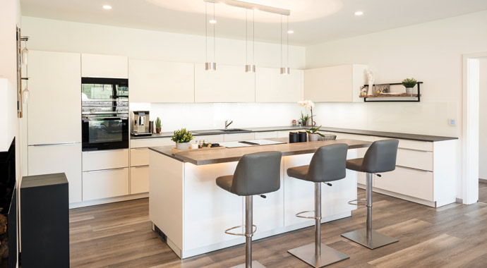 Küche frei geplantes Haus im Bauhausstil von FingerHaus