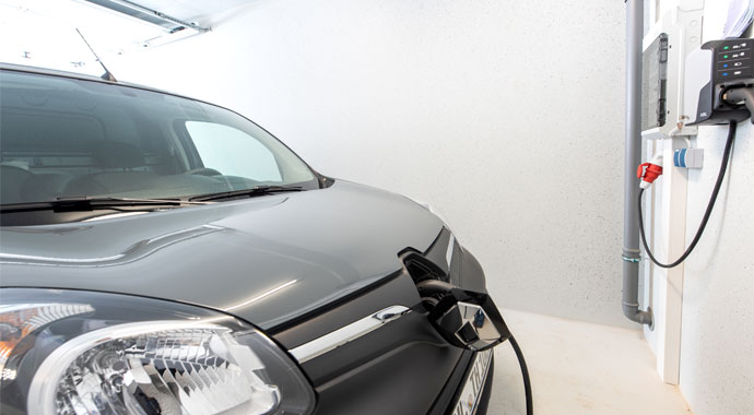 Parkendes E-Auto in einer Betonfertiggarage