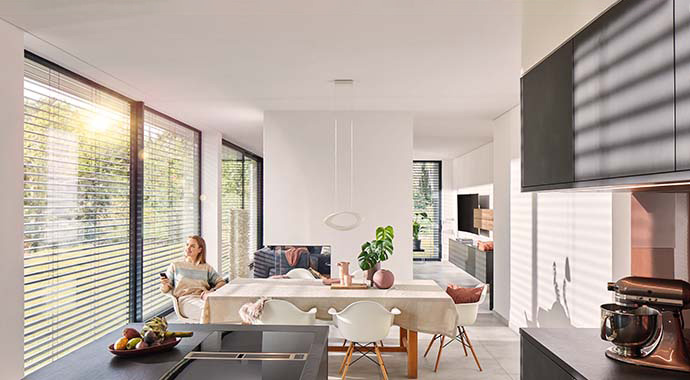 Die manuelle Steuerung des Sonnenschutzes erfolgt per Hand- oder Wandsender. | Foto: WAREMA Die manuelle Steuerung des Sonnenschutzes erfolgt per Hand- oder Wandsender. | Foto: WAREMA