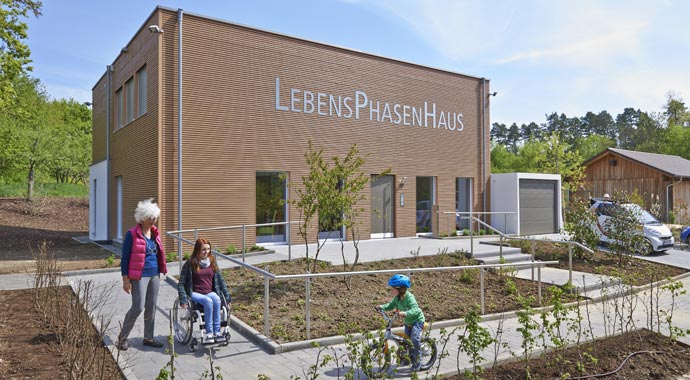 Außenansicht LebensPhasenHaus von SchwörerHaus