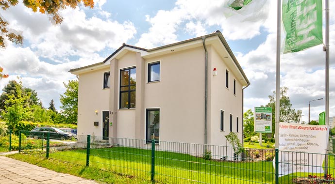 Helma Eigenheimbau Musterhaus in Berlin-Marzahn Außenansicht 