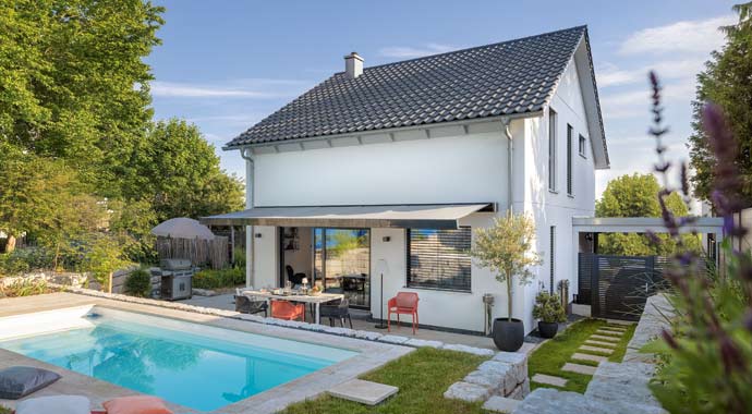 In zweiter Reihe Außenansicht Kundenhaus Schuller von SchwörerHaus