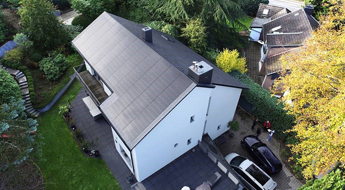 Ansprechende Optik, starke Leistung: Bei einer Althaus-Sanierung bewahrt ein Indach-Photovoltaiksystem den Charakter der Immobilie und verbindet nachhaltig 400 Millionen Jahre alte Schiefersteine mit smarter wie leistungsfähiger Stromerzeugung. Ansprechende Optik, starke Leistung: Bei einer Althaus-Sanierung bewahrt ein Indach-Photovoltaiksystem den Charakter der Immobilie und verbindet nachhaltig 400 Millionen Jahre alte Schiefersteine mit smarter wie leistungsfähiger Stromerzeugung.