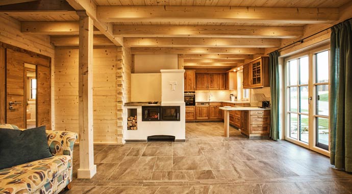 Wohnbereich Blockhaus Halfing von Chiemgauer Holzhaus