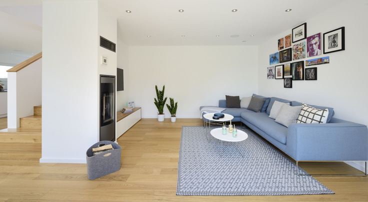Wohnzimmer im Musterhaus Life von Fertighaus Weiss