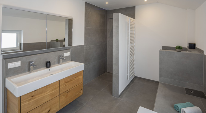 Badezimmer Haus Degenhardt von BAUMEISTER-HAUS