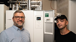 Der Bauherr mit seiner neuen Wärmepumpe von NIBE