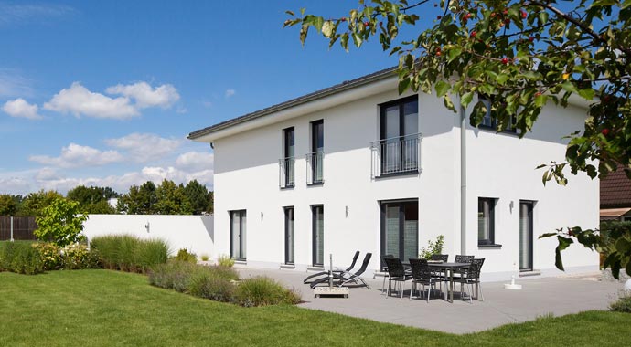 Außenansicht ICON 4 City mit Walmdach von Dennert Massivhaus