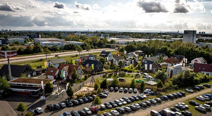 Die FertighausWelt Hannover hält für Besuche viele komplett ausgestattete Holz-Fertighäuser bereit.