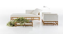 Sofa und Sessel aus der Reihe „easy pieces“ präsentieren sich in hellem Mischgewebe, gerahmt von einem Gestell in Nussbaum.