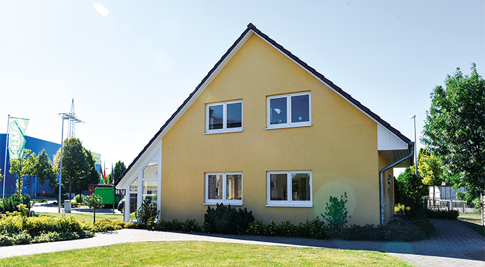 Helma Eigenheimbau Musterhaus bei Düsseldorf  Außenansicht