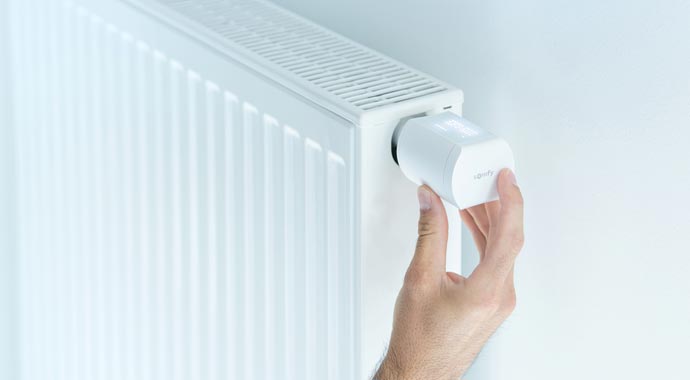 Funkgesteuerter Heizkörper-Thermostat io von Somfy
