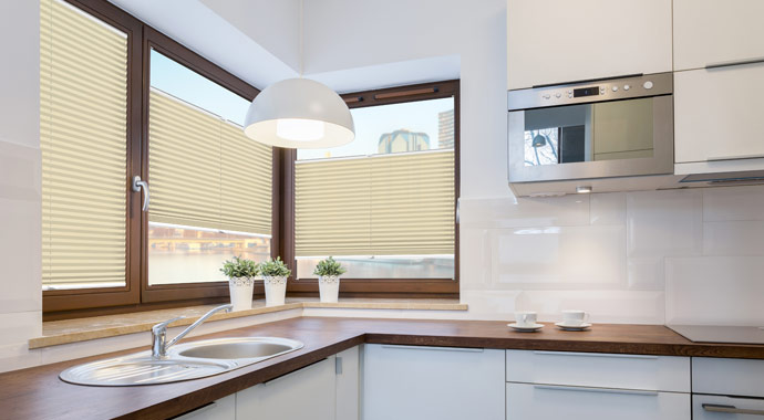 Holzfenster mit Hitzeschutz Holzfenster mit Hitzeschutz