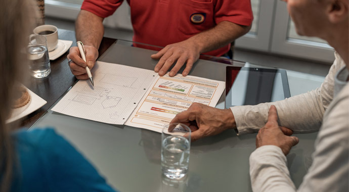 Energieberater im Kundengespräch Energieberater im Kundengespräch