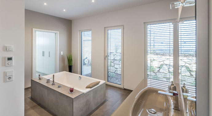 Badezimmer Traumhaus mit Dachterrasse von Meisterstück-Haus