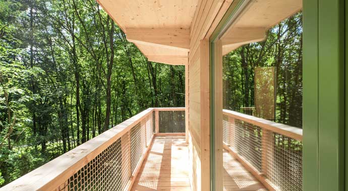 Umlaufender Balkon aus Holz