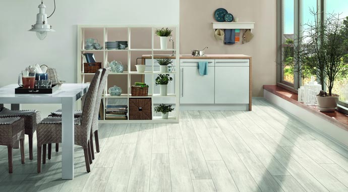 Landhausdiele Pinie fjordweiß aus der BREEZE LINE.