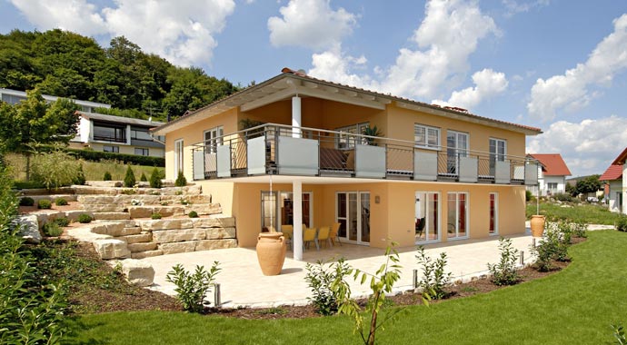 Dieser mit Ziegeln erbaute Bungalow bietet aufgrund der Hangla-ge ein ausgebautes Souterrain mit Einliegerwohnung, beispiels-weise für die Großeltern. Dieser mit Ziegeln erbaute Bungalow bietet aufgrund der Hangla-ge ein ausgebautes Souterrain mit Einliegerwohnung, beispiels-weise für die Großeltern.