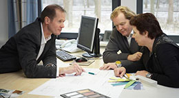 So viel als möglich sollte schon vor Vertragsschluss in die Leistungsbeschreibung aufgenommen werden. So können die Bauherren eigene Vorstellungen einbringen, die für den Bauträger verpflichtend sind.