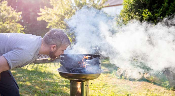 Stark qualmender Grill