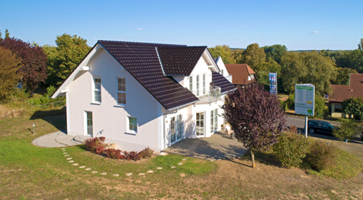 Helma Eigenheimbau Musterhaus Würzburg Außenansicht