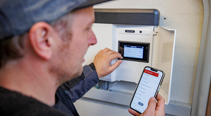 Mit der NIBE myUplink App lässt sich ganz bequem per Smartphone oder Tablet das Raumklima anpassen. | Foto: Nibe Mit der NIBE myUplink App lässt sich ganz bequem per Smartphone oder Tablet das Raumklima anpassen. | Foto: Nibe