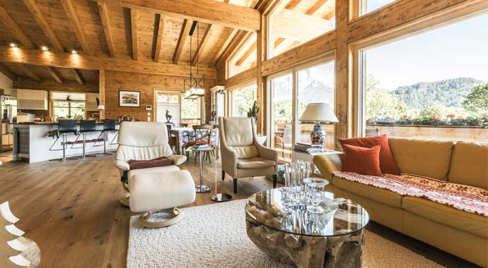 Wohnbereich Massivholzhaus Kitzbühel von Chiemgauer Holzhaus