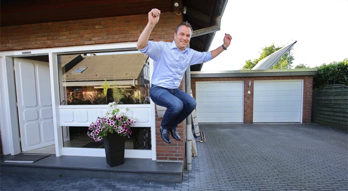 Stolzer Besitzer einer Solarthermieanlage Stolzer Besitzer einer Solarthermieanlage