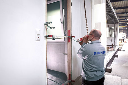Türmontage im Werk von Dennert Massivhaus Türmontage im Werk von Dennert Massivhaus