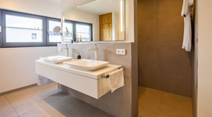 Badezimmer modern 164 von LUXHAUS